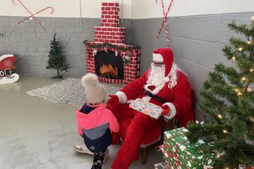 Weihnachtsmann mit Kind