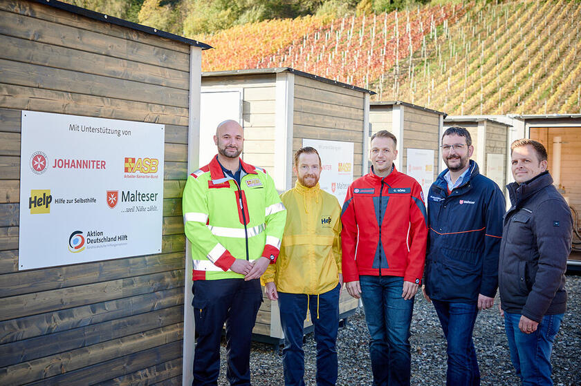 Offizielle Übergabe der Notheizungen durch Johanniter, ASB, Malteser und Help. Von links: Armeen Kolians (ASB), Dirk W. Pieck (Help), Projektleiter Christian Görg (Johanniter), Wolfgang Heidinger (Malteser) und Martin Schell (Zukunft Mittelahr).