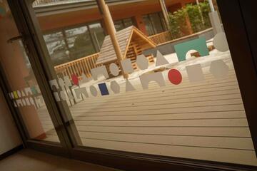 Bunte Bausteine gestalten die Glasfronten der Johanniter-Kita Abenteuerland im Kärntner Viertel in Wiesbaden