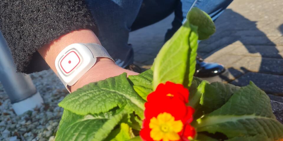 Hausnotrufknopf an Handgelenk