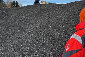 Hund findet Mensch an Schotterpiste, im Vordergrund Hundeführer