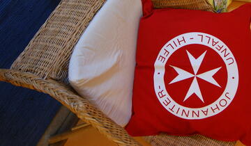 Stuhl mit Johanniter-Kissen Johanniter-Kinderhort "Fuchsbau"