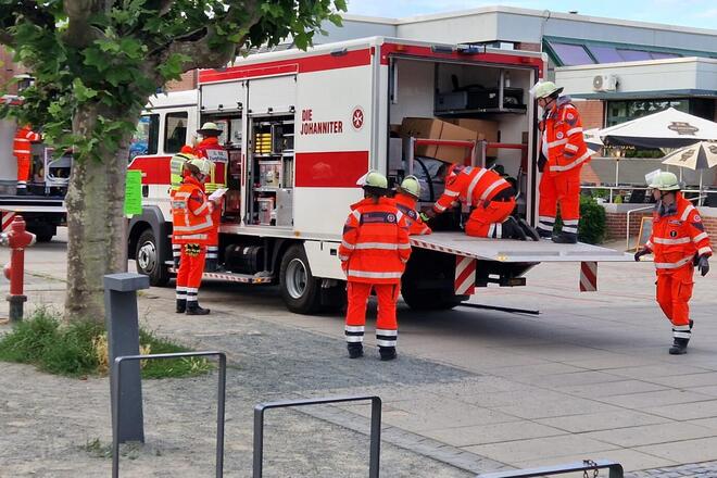 Equipment wird aus Einsatzfahrzeug des Katastrophenschutzes ausgeladen