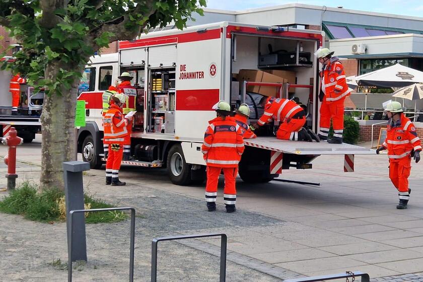 Equipment wird aus Einsatzfahrzeug des Katastrophenschutzes ausgeladen