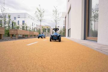 Ein Spielzeugauto auf der Rennstrecke der KiTa.