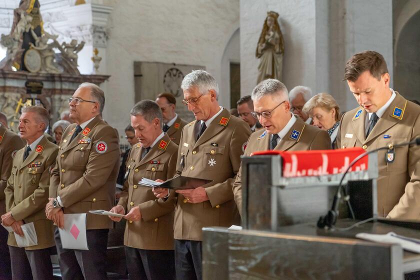 Die Mitglieder des Bundes-, Landes- und Regionalvorstandes stehen in der erste Reihe beim Gottesdienst im Lübecker Dom.