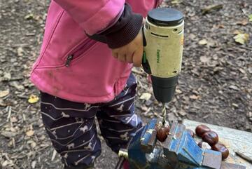 Kinder arbeiten mit Kastanien.