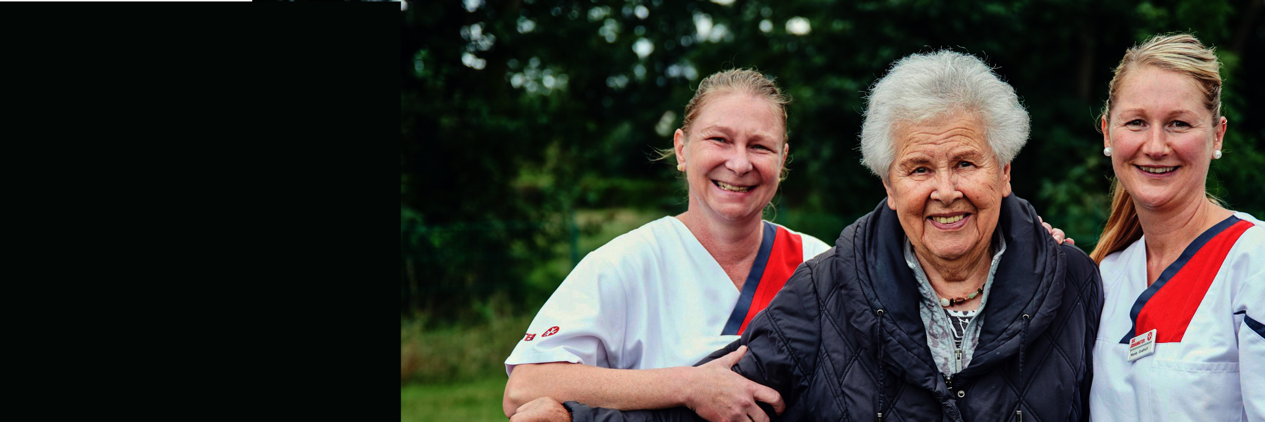 Pflegekräfte mit einer Bewohnerin