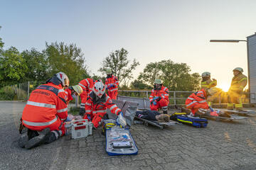 Mehrere Ehrenamtliche versorgen bei einer Übung Patientendarsteller.
