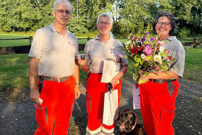 Die Johanniter-Rettungshundestaffel vom Regionalverband Bonn/Rhein-Sieg/Euskirchen ehrt Monika Hanfland.