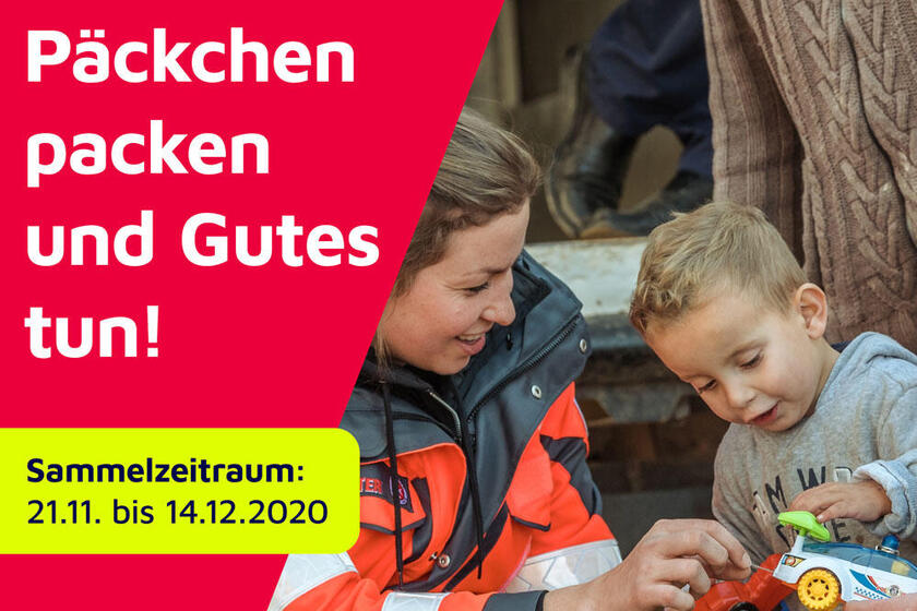 Weihnachtstrucker 2022: Ehrenamtliche Helferin spielt mit einem kleinen Jungen.