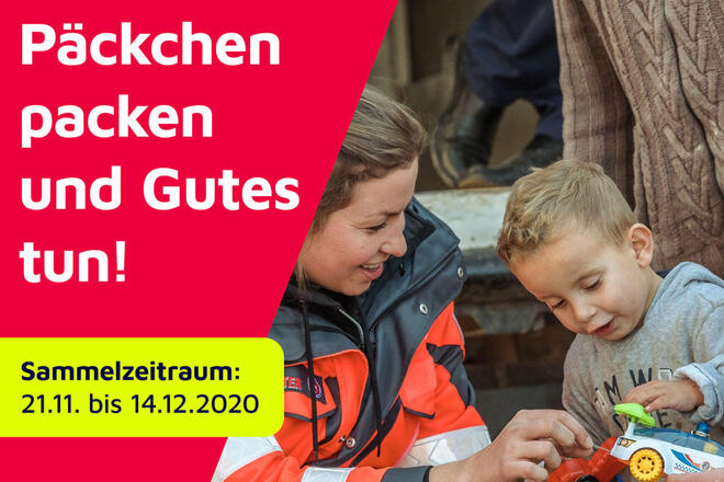 Weihnachtstrucker 2022: Ehrenamtliche Helferin spielt mit einem kleinen Jungen.