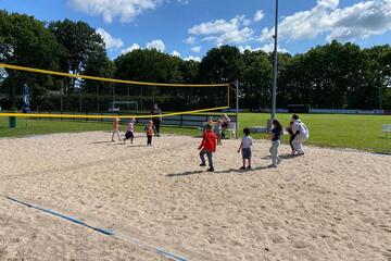 Die Kinder spielen auf dem Sportplatz in Seeth.
