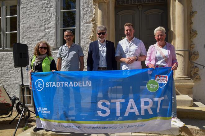 Mit einer Auftaktveranstaltung in Itzehoe im Kreis Steinburg ist in diesem Jahr am 2. Mai die internationale Klima-Bündnis-Kampagne Stadtradeln offiziell gestartet, (v.l.n.r.) Sandra Ludwigh (Energie- und Klimaschutzmanagerin Kreis Steinburg), André Muno (Geschäftsführung Klima-Bündnis Services), Peter Labendowicz (Kreispräsident Kreis Steinburg), Joschka Knuth (Staatssekretär im Ministerium für Energiewende, Klimaschutz und Umwelt), Nicole Ingwersen-Britt (Bürgermeisterin Gemeinde Krummendiek) 
