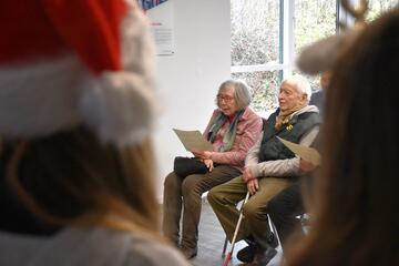 zwei Seniorinnen singen