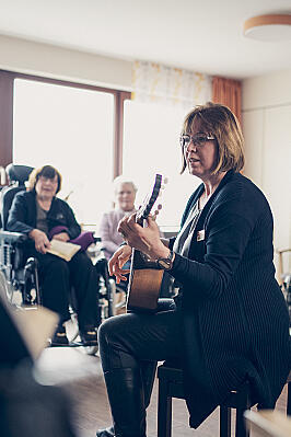 Gemeinschaftliche Gesangsrunde mit musikalischer Begleitung