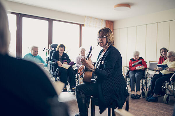 Gemeinschaftliche Gesangsrunde mit musikalischer Begleitung