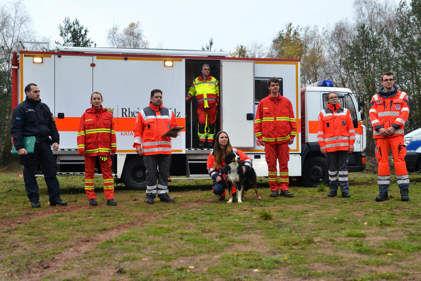 Gemeinsam im Einsatz: Rettungsdienst, Polizei, Dlrg und Feuerwehr