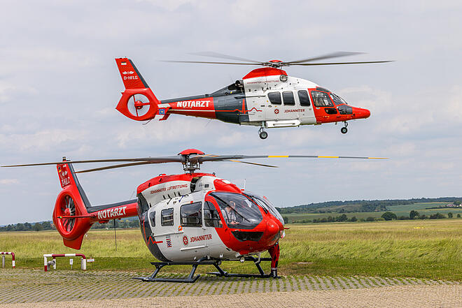 Die Hubschrauber H155 beim Start und H145 am Boden am Flugplatz Reichelsheim