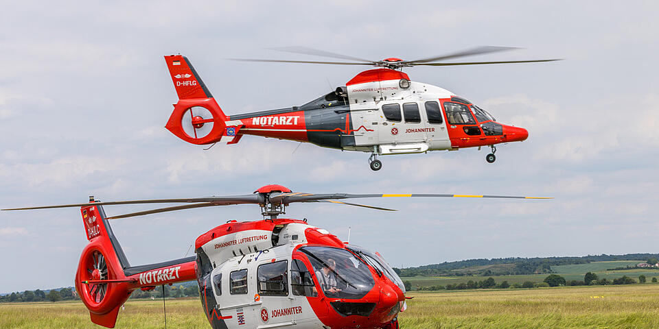Die Hubschrauber H155 beim Start und H145 am Boden am Flugplatz Reichelsheim