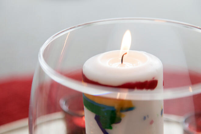 Lacrima Hanau: Bild einer brennenden Kerze in einer Glasvase