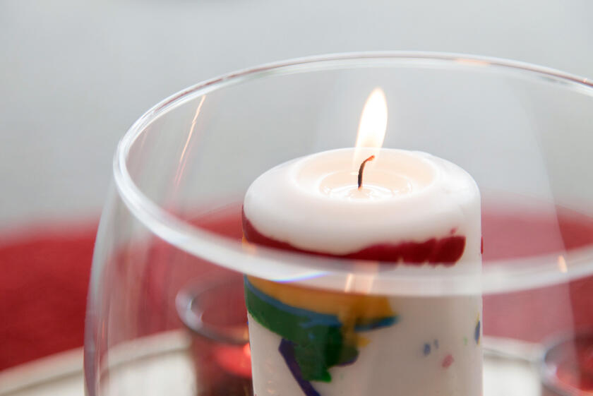 Lacrima Hanau: Bild einer brennenden Kerze in einer Glasvase