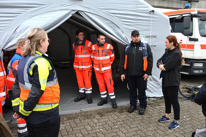 Innenministerin Magdalena Finke (r.) informiert sich beim Rundgang, hier vor dem Behandlungszelt der Johanniter aus Rendsburg 