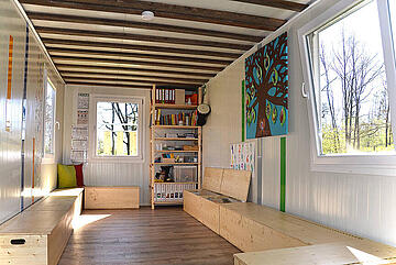 Bauwagen Innenansicht Johanniter-Waldkindergarten in Stefling