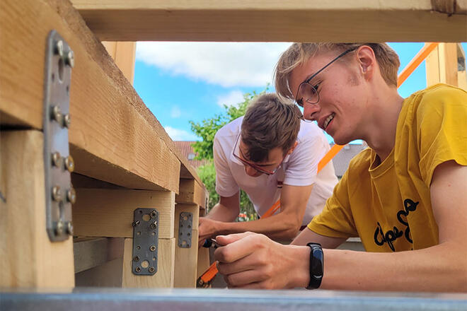 Gemeinsam im #TeamJohanniter wird das Erste-Hilfe-Boot aufgebaut.
