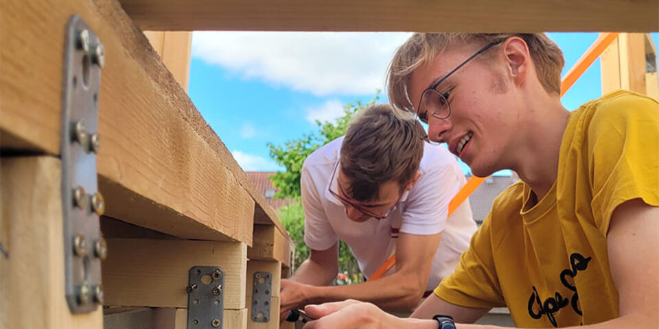 Gemeinsam im #TeamJohanniter wird das Erste-Hilfe-Boot aufgebaut.