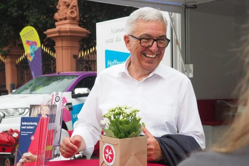 Der ehemalige rheinland-pfälzische Innenminister Roger Lewentz lacht an einem Stehtisch