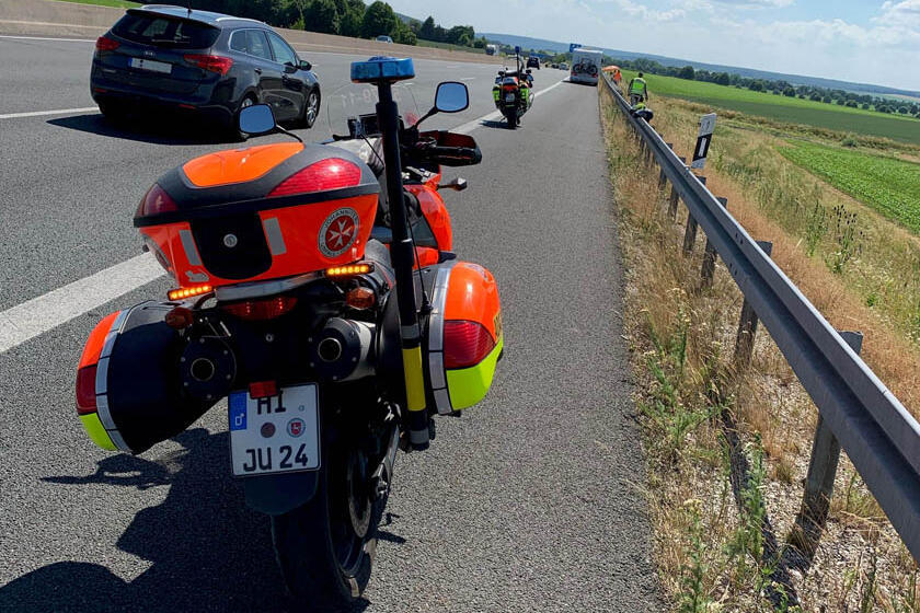 Einsatz-Motorrad der Johanniter-Motorradstaffel Hildesheim parkt auf dem Standstreifen. 