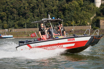 Ehrenamt in der Wasserrettung: Rettungsboot im Einsatz auf dem Rhein.