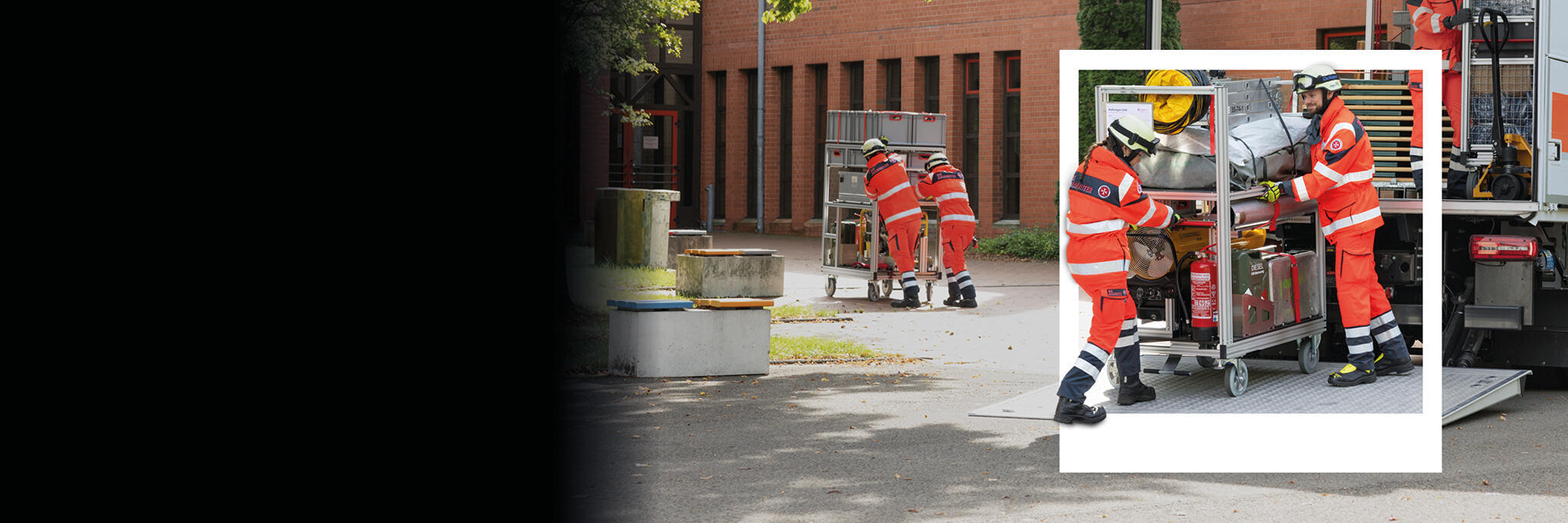 Ehrenamtlich Tätige bei den Johannitern im Bereich Betreuung im Katastrophenschutz vor einem Transporter beim Verladen von Materialien.