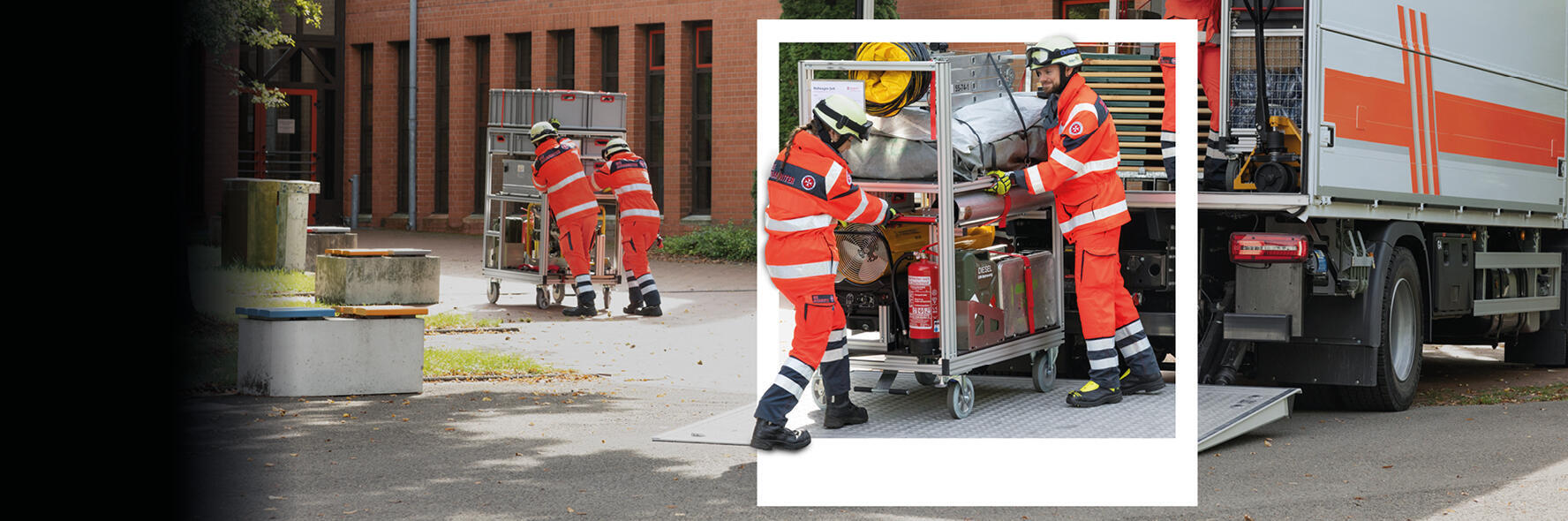 Ehrenamtlich Tätige bei den Johannitern im Bereich Betreuung im Katastrophenschutz vor einem Transporter beim Verladen von Materialien.