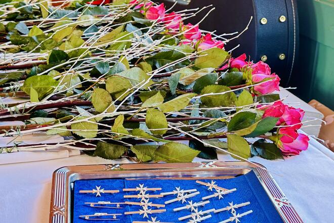 Die Johanniter-Schülernadeln und Blumen liegen für die Glückwünsche bereit