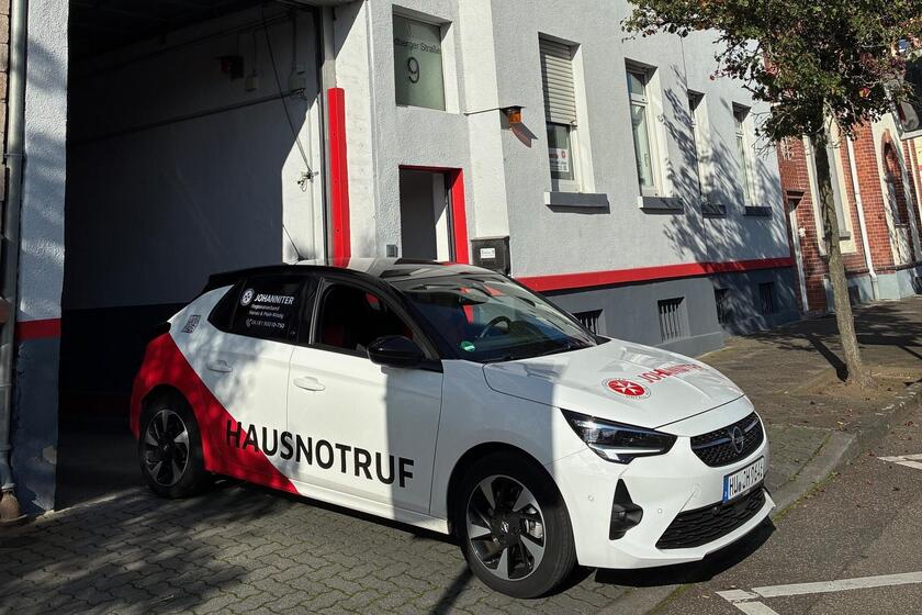 Ein Hausnotruf-Fahrzeug steht vor der Johanniter-Unfall-Hilfe e.V. Dienststelle in der Friedberger Straße in Hanau