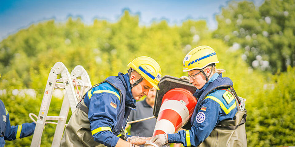 THW-Jugendliche packen an.