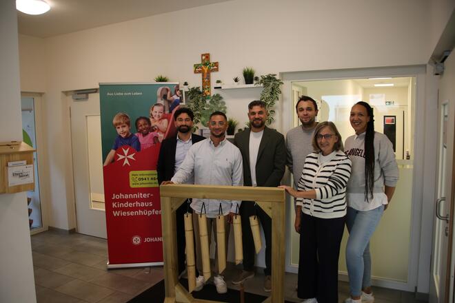 Orcun Ünlü, Isan Vragovic, Qendrim Rexhepi, Jonas Katzensteiner, Sylvia Meyer und Janet Mayer präsentieren freudig das neue Glockenspiel