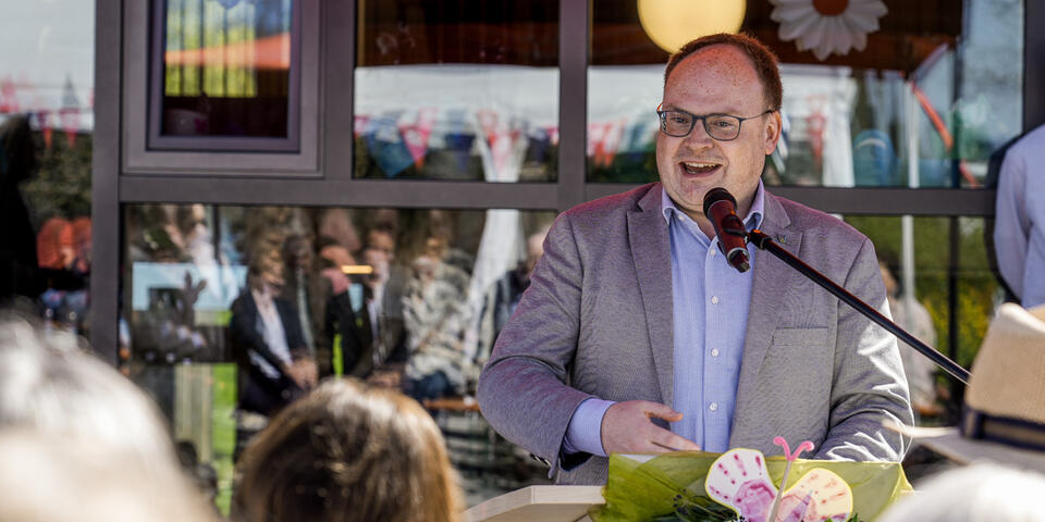 Der Priener Bürgermeister Andreas Friedrich spricht Grußworte.