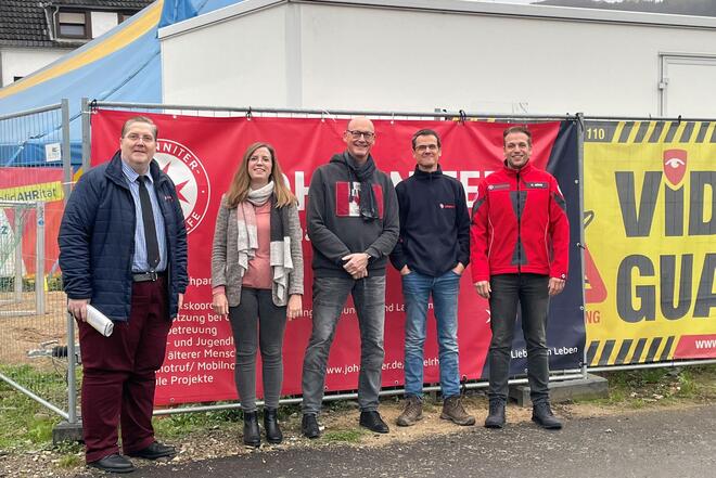 Von links: Heinz-Wilhelm Schaumann (Johanniter Fluthilfe), Mirja Erbes (ISB), Folker Gratz (ISB), Ingo Carnott (Johanniter Fluthilfe) und Regionalvorstand Christian Görg.