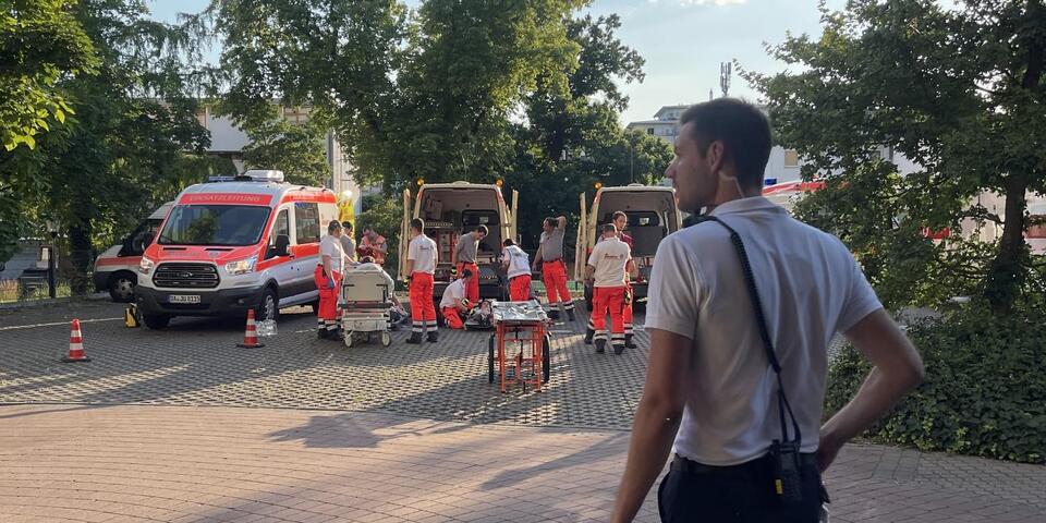 Stv. Zugführer des 3.SanZug Florian Beck vor den Einsatzmitteln