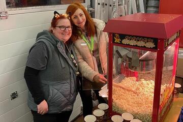 An der Popcornmaschine