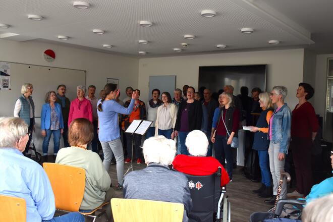 der Gospelchor singt vor Senioren 