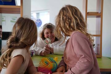 Kinder im Forscherraum mit KiTa-Leitung Sandra Götze