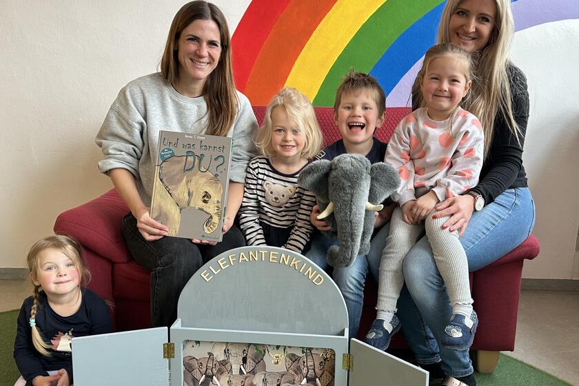 Autorin mit Kinder und Erzieher 