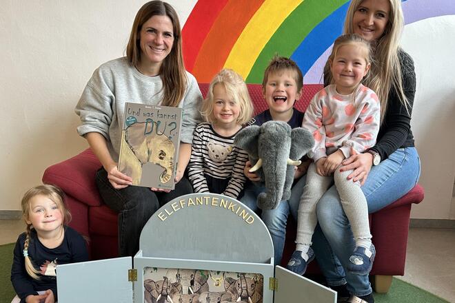 Autorin mit Kinder und Erzieher 