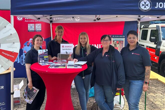 Das Team der Johanniter Mittelrhein am Stand auf der Ausbildungsmesse in Höhr-Grenzhausen. 