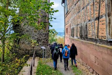 Trauerwandergruppe von hinten fotografiert