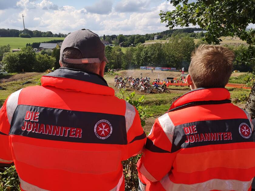 Zwei Johanniter beim Sanitätsdienst während eines Motocross-Rennens